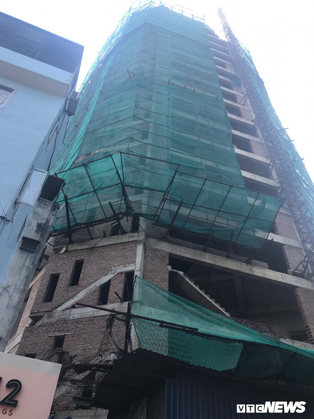 Khung bê tông trơ trọi, rêu phong. Nhiều hạng mục xuống cấp nghiêm trọng. Theo quan sát của PV, đây là một trong những công trình lớn nhất đang bỏ dở tại khu vực này. Với tốc độ phát triển đô thị như vũ bão, nhiều tòa nhà cao tầng, chung cư mọc lên như nấm với giá đắt đỏ. Nhiều chung cư cao cấp tại khu vực Tây Hồ như Ciputra, Sunshine Riverside, Sun Grand City... được rao bán với giá gần trăm triệu đồng/m2. Trong khi đó, tòa nhà này còn được đánh giá là nằm ở vị trí đẹp hơn hẳn, thậm chí có thể có mức giá 500 - 600 triệu đồng/m2 đất nền.