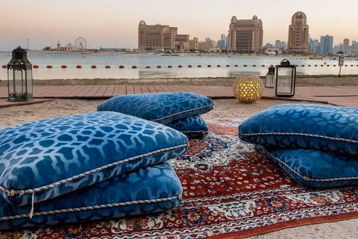 Katara cũng có một đoạn bãi biển đầy cát dài 1,5km. Chỗ này hay có các hoạt động giải trí như đạp thuyền và chèo thuyền kayak.