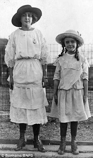 Hậu quả là 1.201 người thiệt mạng trong tổng số 1.962 hành khách. Trong chuyến đi định mệnh đó, cô bé 9 tuổi Winnie Barker đi cùng người mẹ Martha Barker.