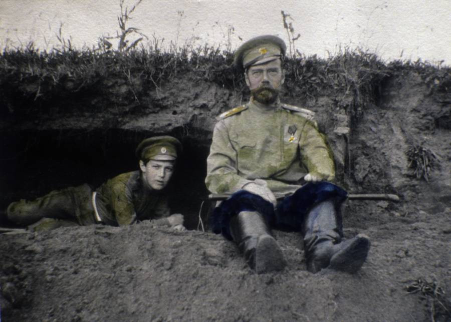 Hoàng tử Aleksei dành nhiều thời gian bên cha - Sa hoàng Nicholas II.