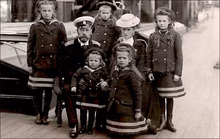 Thi thể của các thành viên hoàng tộc Ramanov bị tưới axit và chôn chung trong một chiếc hố. Phải đến năm 1979, thi hài của họ mới được phát hiện.