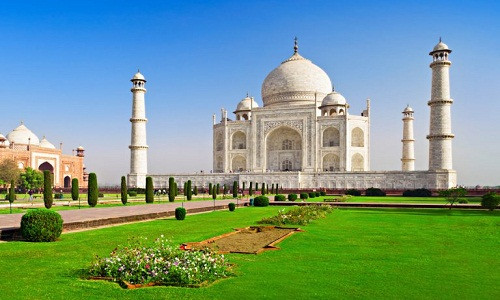 Lăng Taj Mahal ở Ấn Độ được vua Shah Jahan xây dựng để tưởng nhớ người vợ thứ ba - hoàng hậu Mumtaz Mahal. Bà qua đời khi sinh đứa con thứ 14.