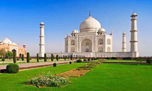 Lăng Taj Mahal ở Ấn Độ được vua Shah Jahan xây dựng để tưởng nhớ người vợ thứ ba - hoàng hậu Mumtaz Mahal. Bà qua đời khi sinh đứa con thứ 14.
