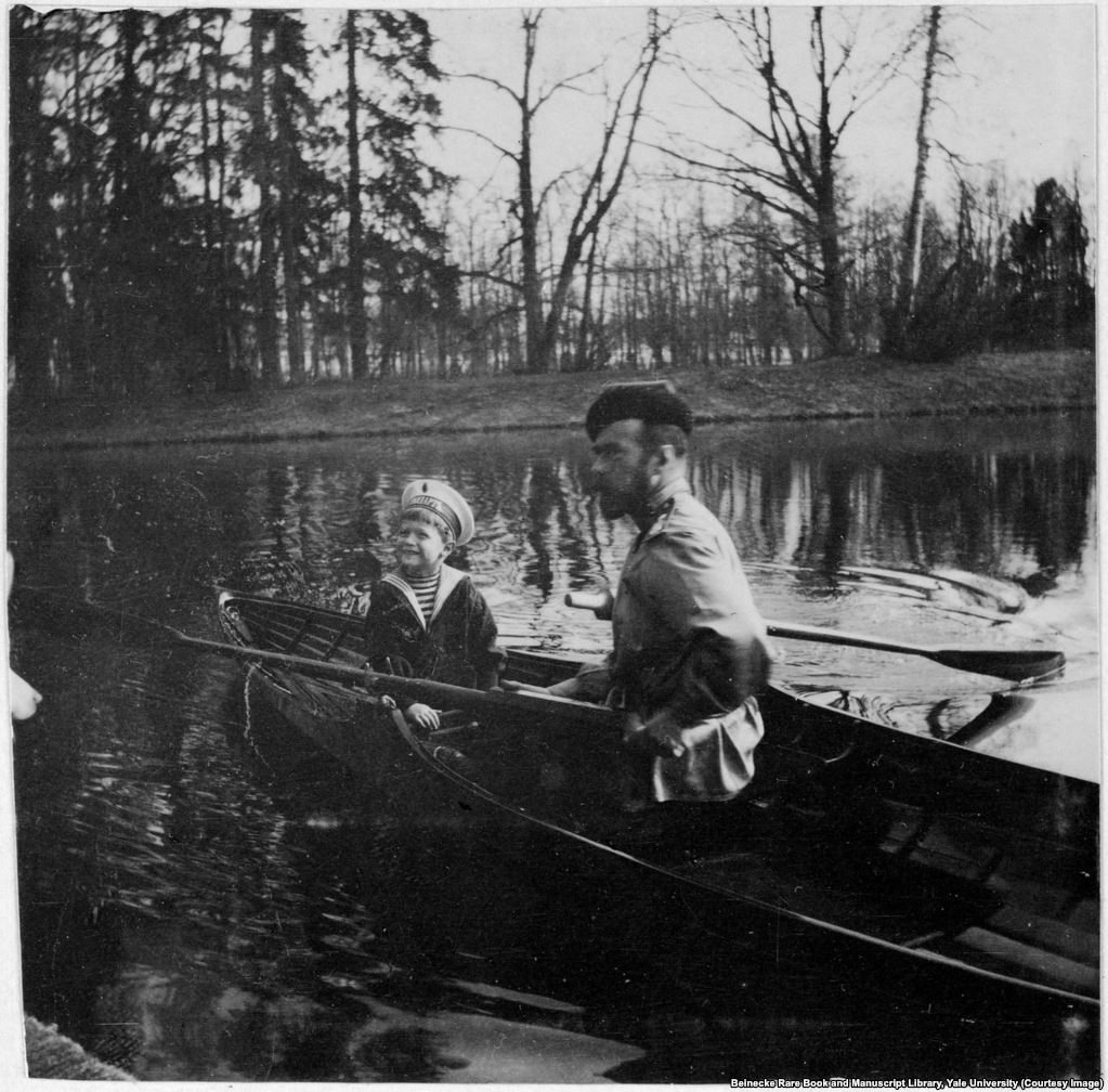 Hai cha con Sa hoàng Nicholas II và hoàng tử Aleksei chèo thuyền ở thành phố St. Petersburg.