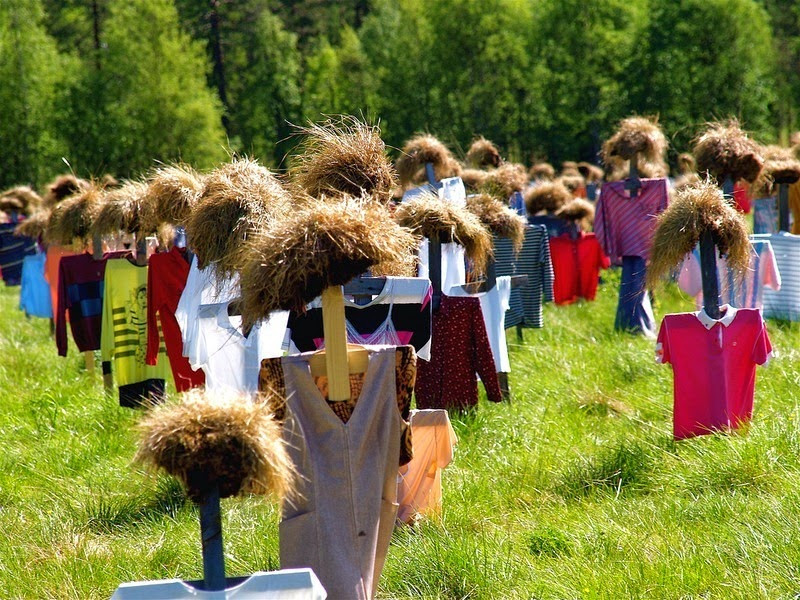 Nhiều người không khỏi tò mò về ý nghĩa đằng sau những bù nhìn im lặng này. Tuy nhiên, nghệ sĩ Reijo Kela từ chối đưa ra lời giải thích khiến mỗi người đưa ra những câu trả lời riêng.