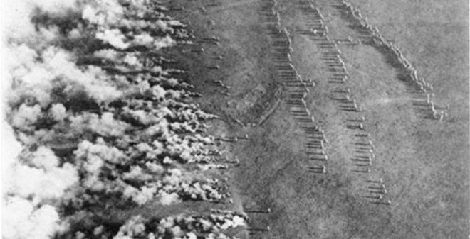 Đến ngày 22/4/1915, quân Đức bắt đầu thực hiện cuộc tấn công bằng khí độc. Nhờ những cơn gió mùa nên số khí độc của quân Đức bao phủ gần như toàn bộ trận địa của liên quân Anh, Pháp, Canada.