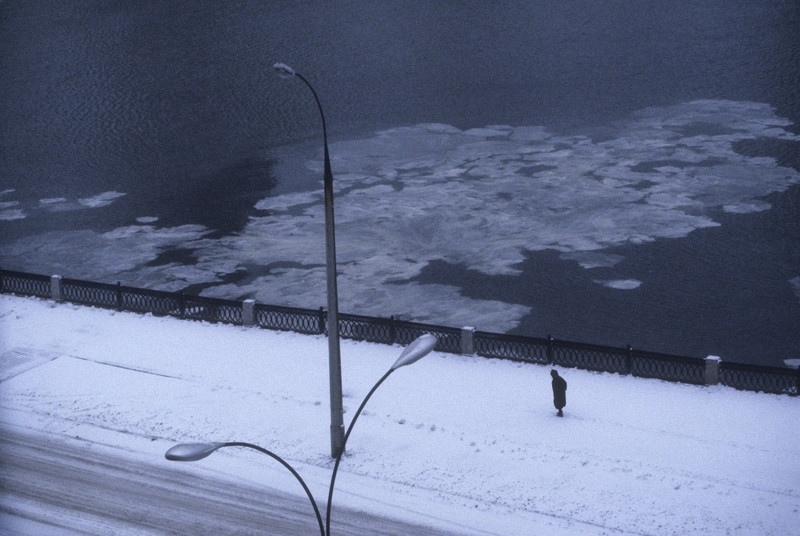 Bóng người lẻ loi đi trên con đường lớn phủ đầy tuyết trắng.