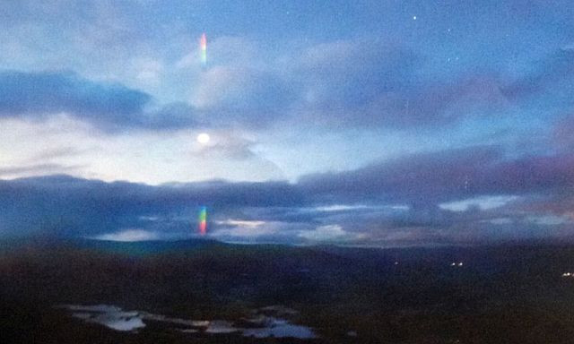 Một giả thuyết khác cho rằng, năng lượng để khiến các đám mây phát sáng có thể bắt nguồn từ sự tích tụ điện tích.