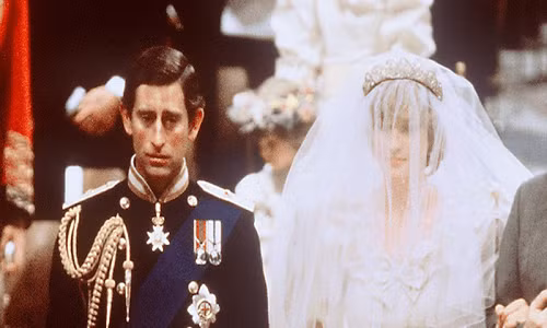 Phần giữa của vương miện là món quà cưới cho bà ngoại công nương Diana.