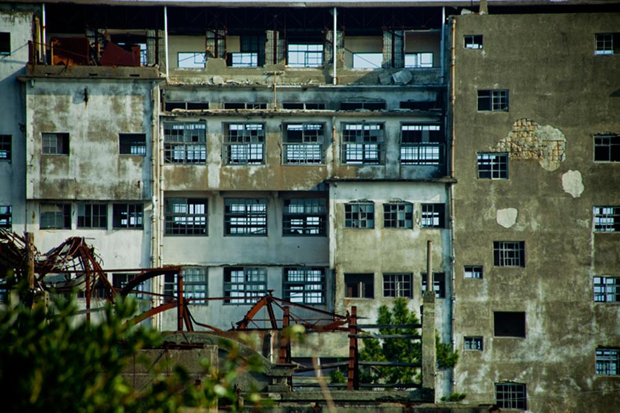 Về sau, chính quyền thành phố thực hiện khai thác du lịch tại đảo Hashima bằng cách tổ chức các chuyến du lịch lên thăm hòn đảo từng sầm uất một thời.