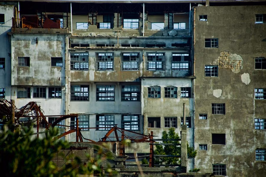 Về sau, chính quyền thành phố thực hiện khai thác du lịch tại đảo Hashima bằng cách tổ chức các chuyến du lịch lên thăm hòn đảo từng sầm uất một thời.