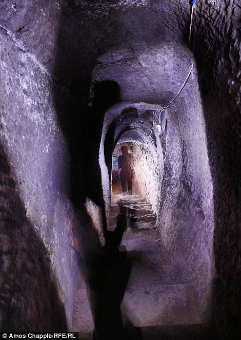 Lối đi bên trong đường hầm khá nhỏ.