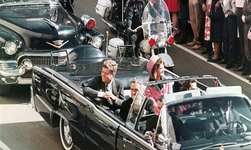 Bên ngoài xe X-100 có chỗ đứng và tay nắm dành cho các đặc vụ Mỹ làm nhiệm vụ bảo vệ ông chủ Nhà Trắng.