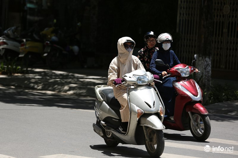 Những người di chuyển ngoài đường thì phải nai nịt đầy đủ phụ tùng chống nắng.