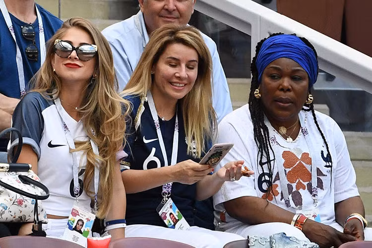 Cầu thủ đội tuyển Pháp - Paul Pogba - không chỉ sở hữu tài năng trên sân cỏ, mà còn khiến nhiều người ngưỡng mộ khi có bạn gái xinh đẹp, tài giỏi. Sự nổi tiếng của Pogba cũng phần nào khiến báo giới để ý đến danh tính cô người yêu quyến rũ.