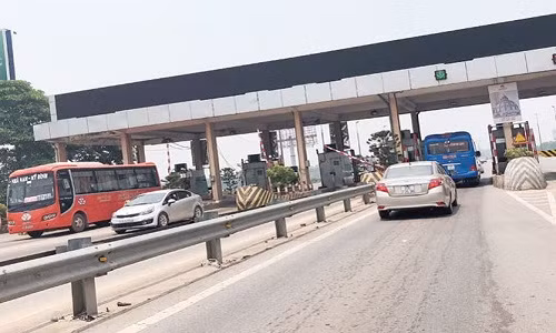 Trạm thu phí Bắc Thăng Long - Nội Bài vẫn hoạt động nhộn nhịp sau 8 năm Hà Nội đề nghị dỡ bỏ.