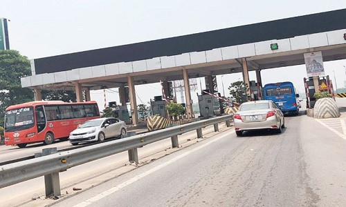 Trạm thu phí Bắc Thăng Long - Nội Bài vẫn hoạt động nhộn nhịp sau 8 năm Hà Nội đề nghị dỡ bỏ.