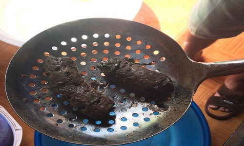 Món dồi luộc không "quần áo"