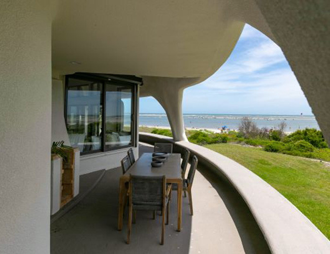 “Mắt Bão” được xây bằng bê tông và thép nặng khoảng 650 tấn (tương đương khoảng 1,3 triệu pound)