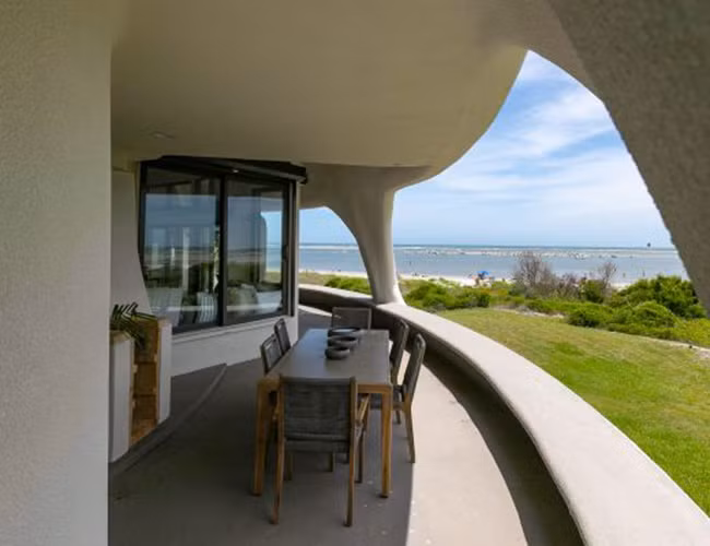 “Mắt Bão” được xây bằng bê tông và thép nặng khoảng 650 tấn (tương đương khoảng 1,3 triệu pound)