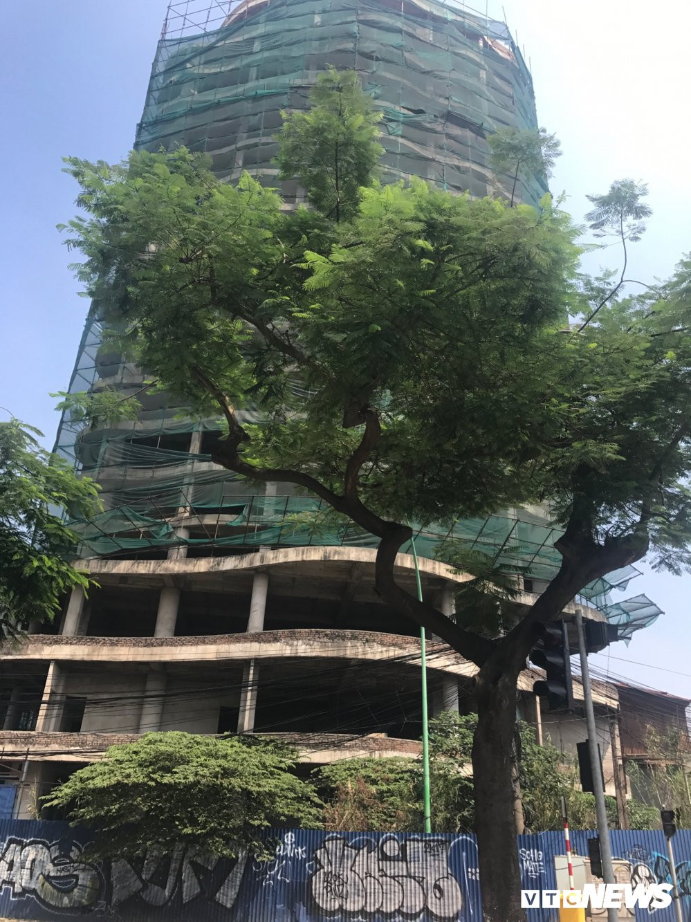 Tuy nhiên, không hiểu vì lý do gì mà tòa nhà bị bỏ không hàng chục năm qua. Theo quan sát, hiện tòa nhà đã xây dựng được 16 tầng nổi. Cứ thế, gần một thập kỷ, công trình này vẫn ngày đêm "dầm mưa dãi nắng", lạc lõng giữa hàng loạt các tòa nhà cao tầng đẹp đẽ, khang trang xung quanh.