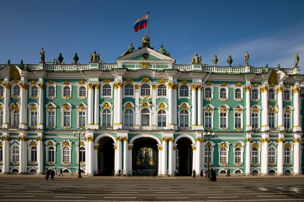 Thành phố St Petersburg nổi tiếng thế giới với gần 300 bảo tàng. Trong số này, Hermitage là bảo tàng lớn thứ hai thế giới và là bảo tàng lâu đời nhất thế giới. Nơi đây lưu giữ và trưng bày hơn 3 triệu tác phẩm nghệ thuật và các hiện vật giá trị.