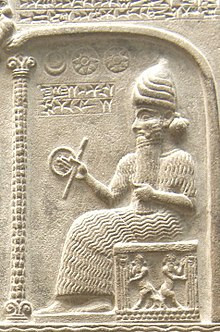 Theo một số giai thoại, vua Hammurabi của Babylon (trị vì 1796 trước Công nguyên – 1750 trước Công nguyên) tin tưởng rằng bản thân được các vị thần, đặc biệt là thần Shamash lựa chọn để đưa luật pháp tới thần dân.