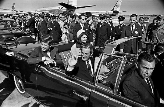 Vào ngày hôm ấy, Tổng thống Kennedy cùng phu nhân Jacqueline Kennedy ngồi trên siêu xe X-100 đi qua khu vực Dealey Plaza, thành phố Dallas, bang Texas thì bị ám sát.
