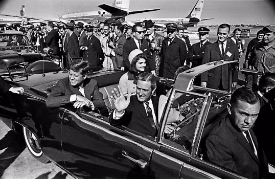 Vào ngày hôm ấy, Tổng thống Kennedy cùng phu nhân Jacqueline Kennedy ngồi trên siêu xe X-100 đi qua khu vực Dealey Plaza, thành phố Dallas, bang Texas thì bị ám sát.