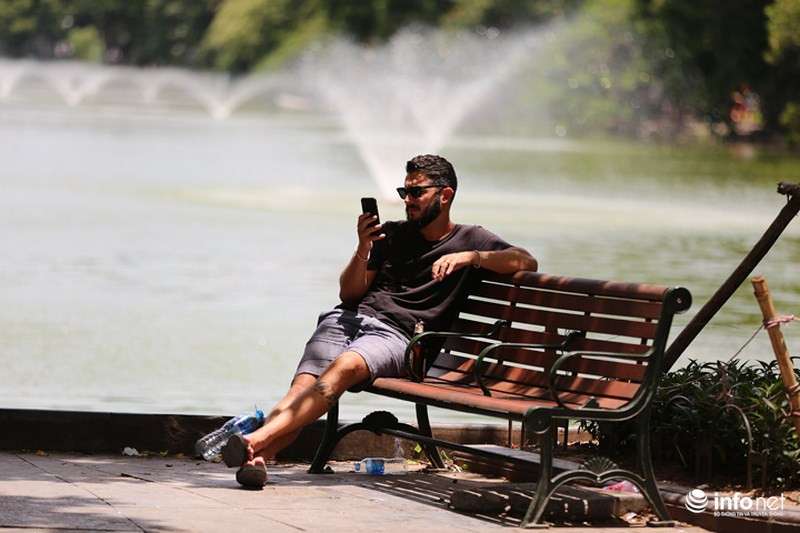 Khu vực Hà Nội hôm nay tiếp diễn tình trạng nắng nóng, nhiệt độ cao nhất 36-38 độ C.