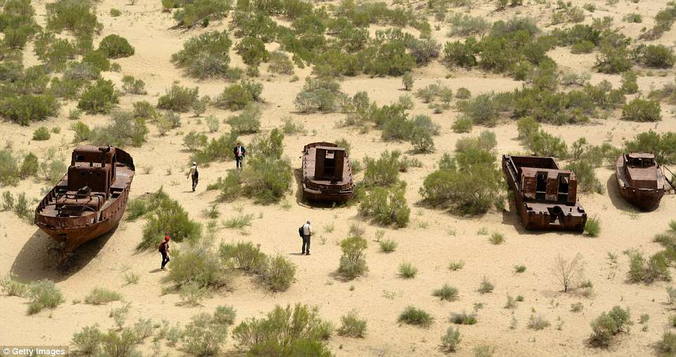 Biển Aral từng là hồ nước mặn lớn thứ tư thế giới. Tuy nhiên, sau 40 năm, diện tích biển Aral thu hẹp xuống còn 1/3, lượng nước bị mất đi 80% và hạ thấp xuống 21m.