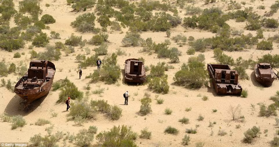 Biển Aral từng là hồ nước mặn lớn thứ tư thế giới. Tuy nhiên, sau 40 năm, diện tích biển Aral thu hẹp xuống còn 1/3, lượng nước bị mất đi 80% và hạ thấp xuống 21m.