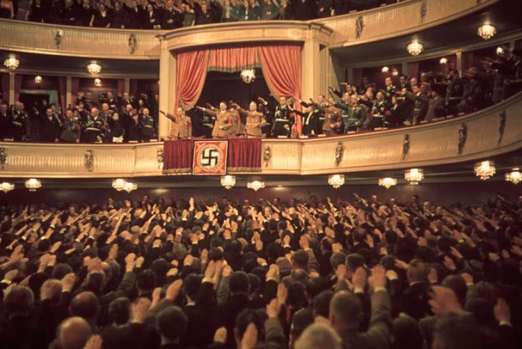 Hitler và Joseph Goebbels tại Nhà hát Charlottenberg ở Berlin năm 1939.