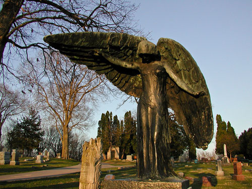 Một số câu chuyện khác cũng kể rằng, phụ nữ mang thai chạm vào bức tượng thì sẽ bị sảy thai. Trong trường hợp bạn chạm vào bức tượng thiên thần đen trong đêm Halloween thì sẽ qua đời vào 7 năm sau.