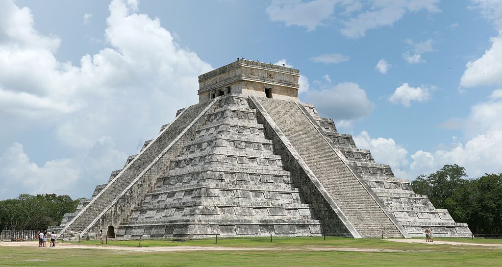 Kim tự tháp El Castillo nằm trong khu di tích Chichen Itza ở Mexico là điểm đến nổi tiếng thế giới. Đây là kim tự tháp bậc thang có chiều cao 25m.
