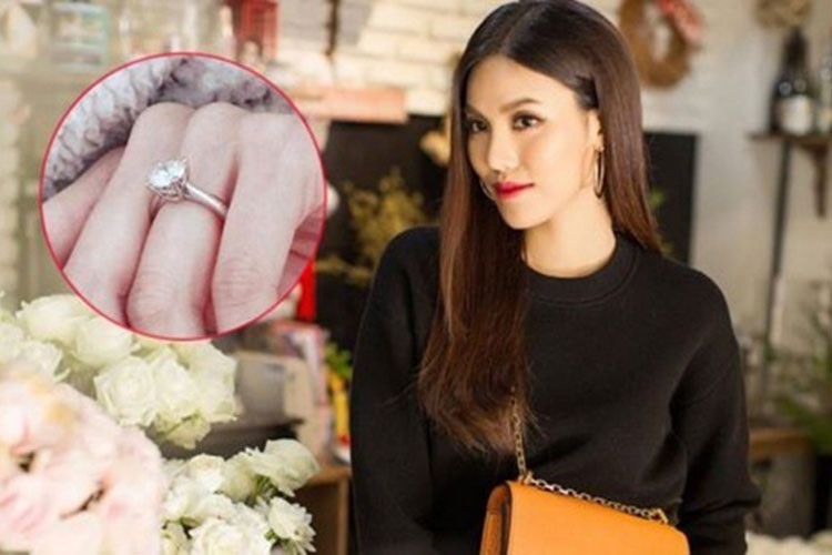 Chiếc nhẫn chỉ được gắn 1 viên kim cương - cũng có nghĩa là khi Tuấn John nguyện kết tóc se duyên với Lan Khuê - cô sẽ là người phụ nữ duy nhất trong lòng anh hướng đến. Một người bạn thân của Lan Khuê - Tuấn John tiết lộ, chiếc nhẫn cầu hôn này có một kỉ niệm thú vị. Theo đó vì muốn Lan Khuê bất ngờ tuyệt đối trong giây phút cầu hôn, Tuấn John... đánh liều đặt hàng mà bỏ qua bước đo kích thước ngón tay người đẹp. Nên khi được trao món trang sức trị quý giá, ngón áp út của Lan Khuê đã... bị lọt thỏm bởi độ rộng của nó.