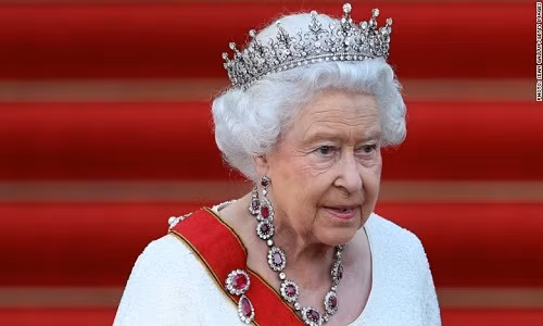 Nữ hoàng Elizabeth II là người phụ nữ nổi tiếng thế giới khi đăng quang từ năm 1953 và trị vì nước Anh từ đó cho đến nay. Theo đó, bà trở thành người trị vì lâu nhất trong lịch sử vương quốc Anh.