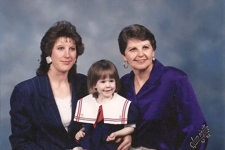 Ngày 4/12/1995, Roxanne Ellis và Michelle Abdill - 2 phụ nữ ở thành phố Medford, bang Oregon, Mỹ - mất tích. 2 người đồng sở hữu một công ty quản lý bất động sản. Buổi trưa hôm ấy, một khách hàng gọi điện thoại cho Roxanne và nói anh ta muốn thuê một căn hộ ở tòa nhà chung cư Sheraton Court. Roxanne rời khỏi nhà vào buổi trưa để cho khách xem căn hộ lúc 11h. Vài giờ sau, Roxanne gọi điện thoại cho Michelle và nói bình ắc quy của xe hỏng nên cô cần Michelle đón.