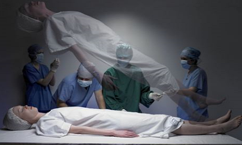 Thậm chí, có người cho hay cảm nhận được cảm giác trôi nổi bên ngoài cơ thể và nhận thức được tất cả mọi thứ xung quanh như quá trình các bác sĩ nỗ lực cứu sống họ khi ở lằn ranh sinh tử.