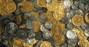 Bên trong chiếc hộp là những chiếc phong bì có chứa rất nhiều tờ tiền có từ những năm 1920. Theo đánh giá của các chuyên gia, số tiền được định giá khoảng 180.000 USD.