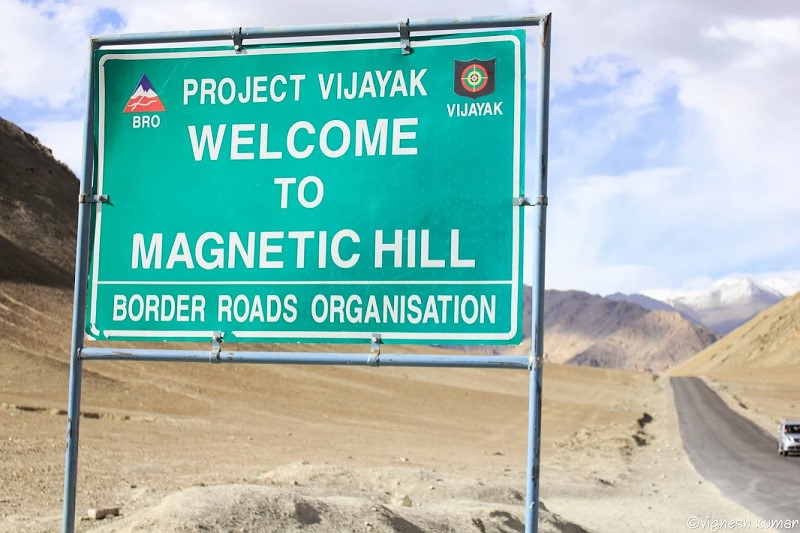 Đồi Nam châm ở Leh, Ladakh, Ấn Độ là địa điểm xảy ra hiện tượng lạ với khả năng kéo ô tô ngược lên dốc.