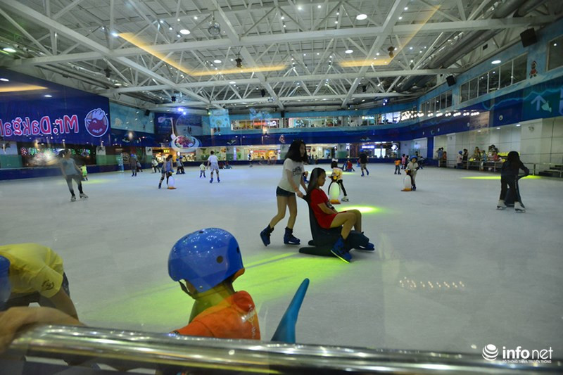 Khu vực sân trượt băng mát mẻ là nơi thu hút nhiều người nhất