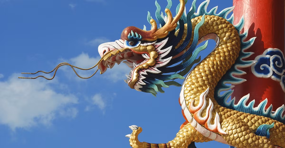 Vào thời điểm người ta nhìn thấy con rồng xuất hiện, trời mưa liên tục. Sau hơn 40 ngày đổ mưa, con rồng lại xuất hiện trong bãi lau sậy gần khu vực cửa sông Liêu đổ ra biển. Tuy nhiên, vào thời điểm ấy, con vật kỳ bí trên đã chết. Tại chỗ con rồng chết, người ta phát hiện có một hố đất dài 17m, rộng 6m nghi do nó dùng móng đào lên.