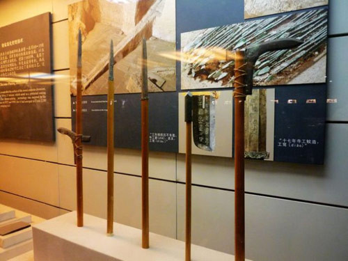 Một trong những điều các chuyên gia, nhà khoa học tò mò là những thanh kiếm được tìm thấy trong lăng mộ Tần Thủy Hoàng dù trải qua hàng ngàn năm song vẫn còn rất sắc bén ngay cả khi ở trong môi trường cực kỳ ẩm ướt.