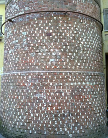 Ví dụ như người đứng ở dưới cột tháp là người tốt thì sẽ hiện lên những hàng chữ số tốt trên bức tường gạch đỏ. Ngược lại, người đứng ở chân tháp có ý đồ xấu thì sẽ hiện lên những con số xấu.