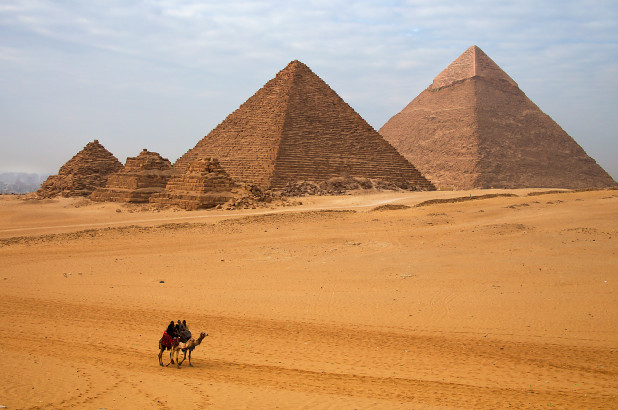 Trước sự trùng hợp khó tin, khó có thể chỉ coi là một sự vô tình, một số người đưa ra giải thuyết người Ai Cập thời xưa đã lầm tưởng người ngoài hành tinh là các vị thần.