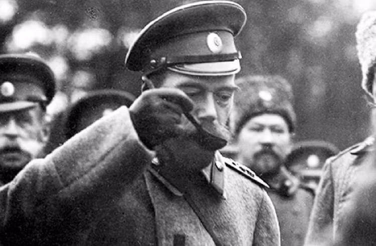 Sa hoàng Nicholas II nếm thử món cháo khi đến thị sát khu vực đóng quân của quân đội Nga ở Mogilyov năm 1916.