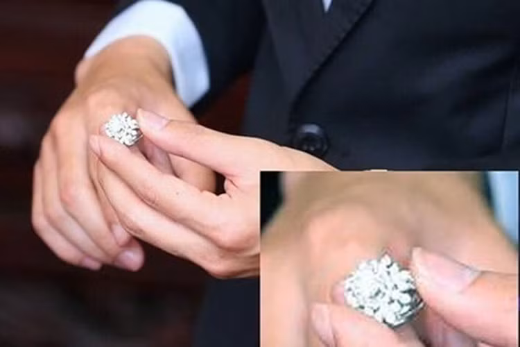 Ngoài ra, cô còn sở hữu chiếc nhẫn đính hôn trị giá 1 tỷ đồng.