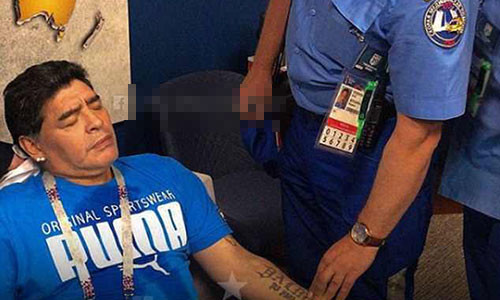 Maradona phải nhờ nhân viên y tế chăm sóc sau trận đấu giữa Argentina và Nigeria.