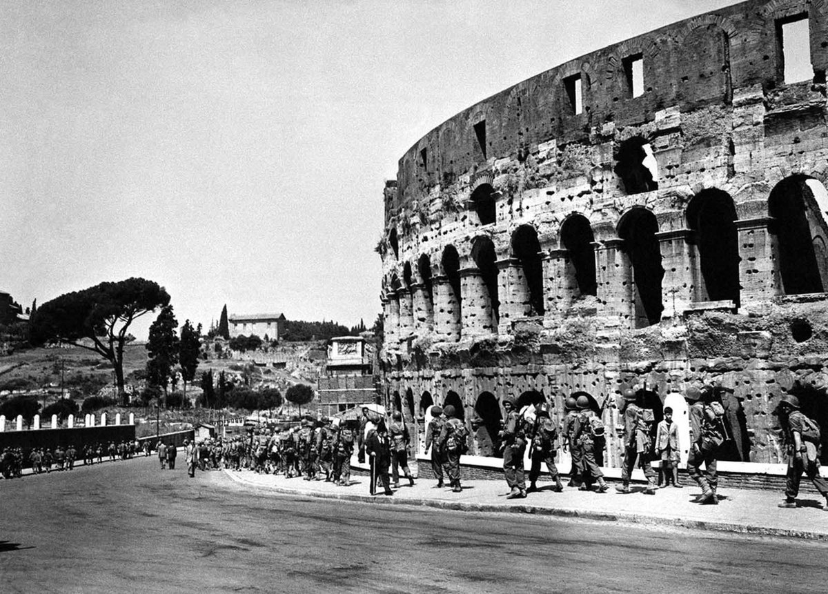 Binh sĩ Mỹ hành quân qua khu vực Đấu trường La Mã ở Rome, Italy ngày 5/6/1944.